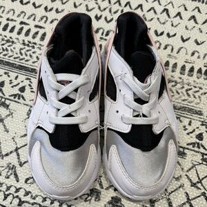Nike Huarache white black pink